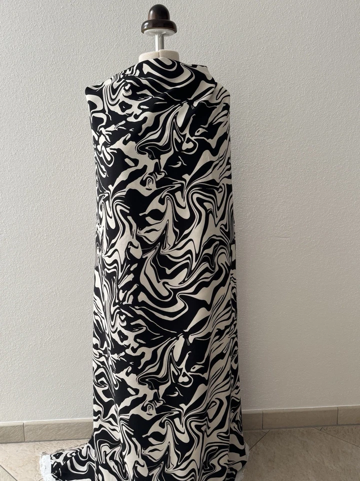 Italien Design  Sehr Schwere Viscose  2,50 Mtr x 1,52 Breit Wellen Schwarz Creme - Bild 4 von 4