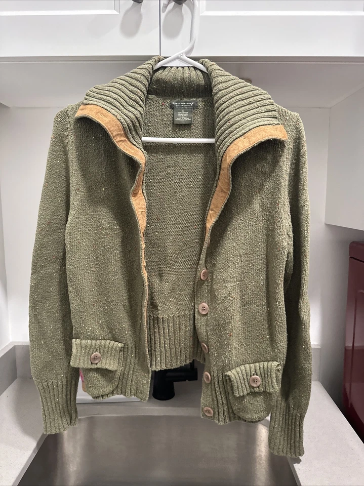 Suéter verde con ribete de cuero Foto 2 de 4