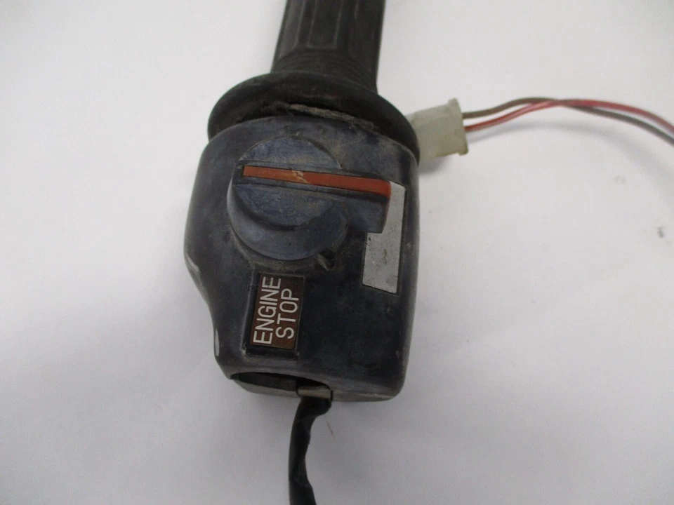 79 YAMAHA XS400 2F INTERRUPTOR DE PARADA DEL ACELERADOR DERECHO Foto 2 de 4