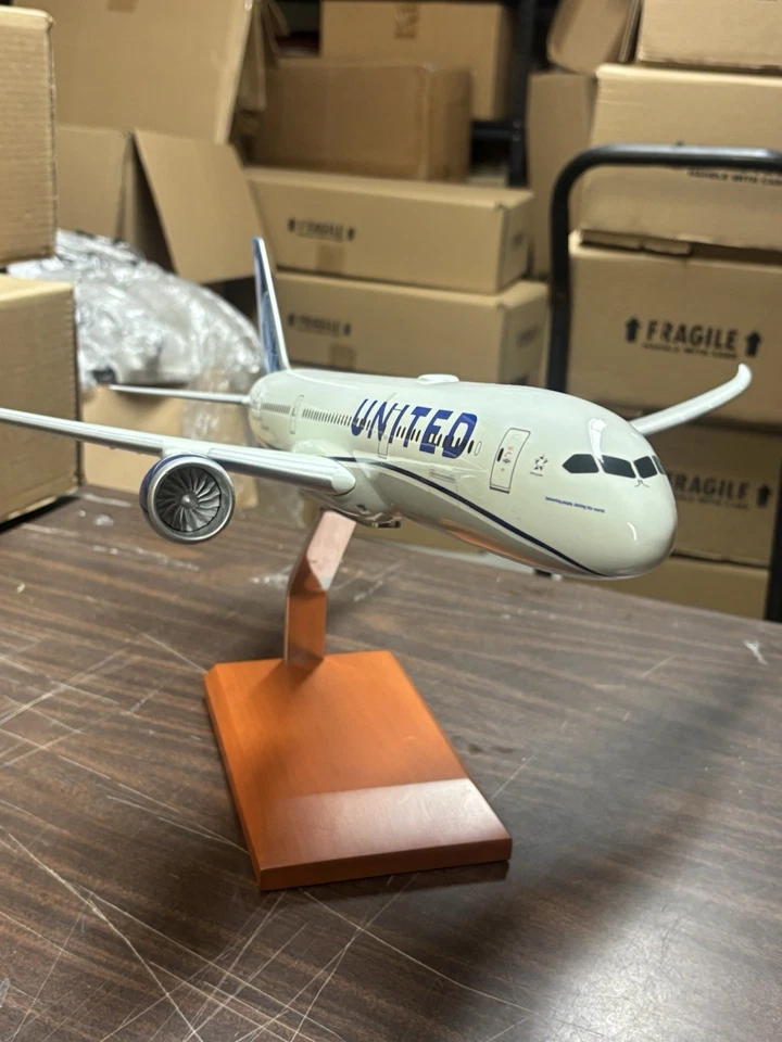 United Boeing 787 Dreamliner 1/100 scale by Daron Executive Series - Image 3 of 4