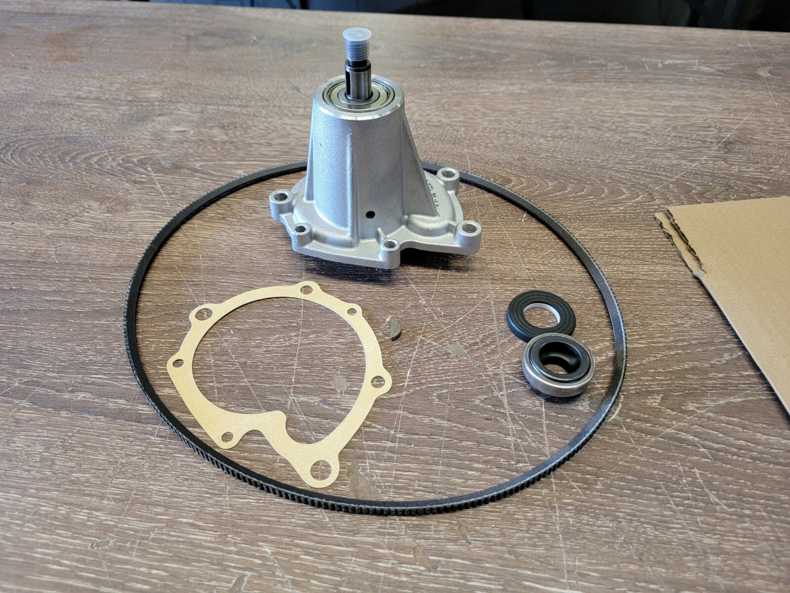 Ferrari 308  WATERPUMP KIT 121255 message what belt for your model