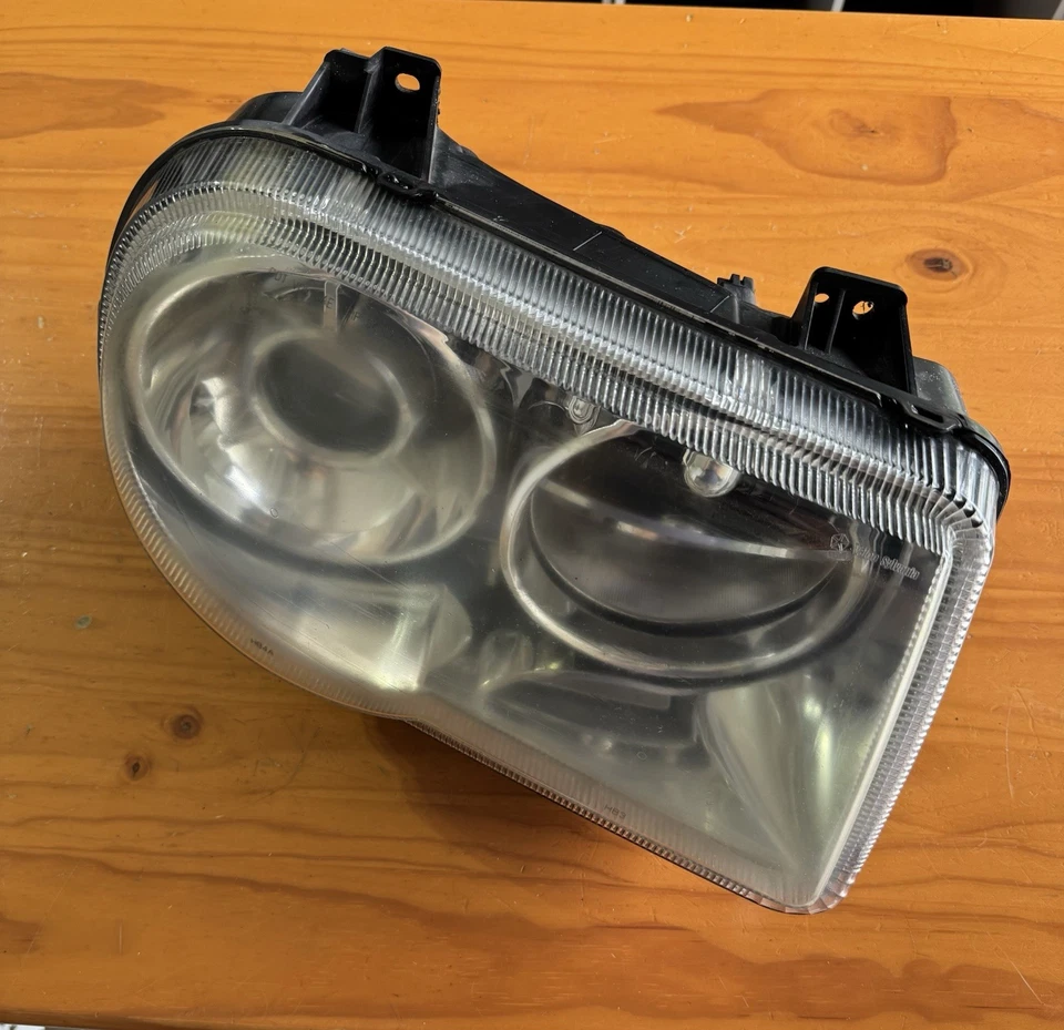 Faro xenón lado pasajero derecho Chrysler 300C SRT8 2005-2010 OEM  Foto 2 de 4