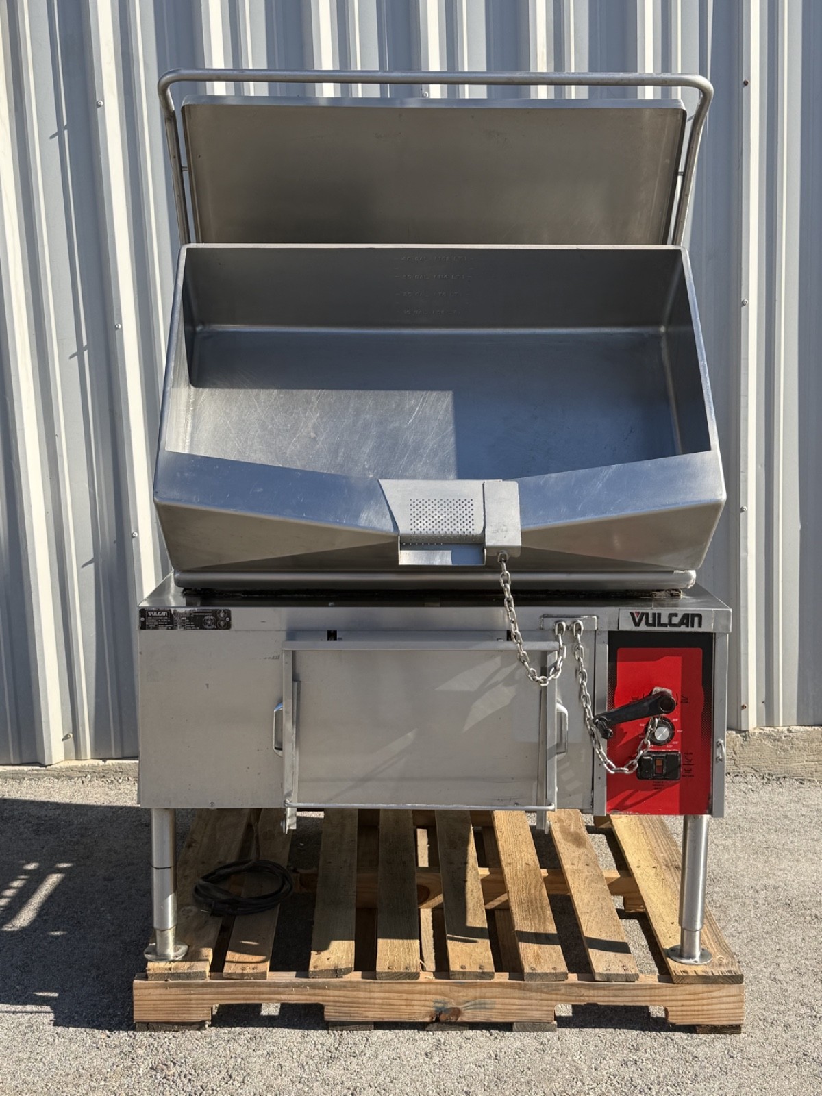 Vulcan VG40 Natural Gas Tilt Skillet/ Braising Pan (VIDEO)