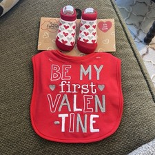 BABY ESSENTIALS MY FIRST VALENTINE BIB AND SOCKS HEART THEME 0-6 M0 NEW