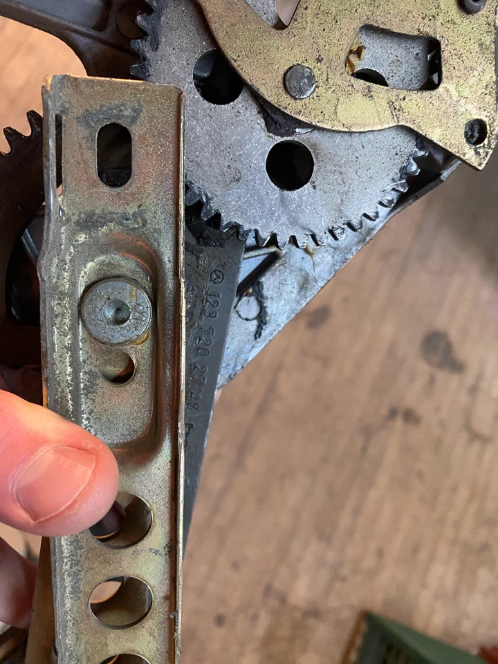 Regulador ventana delantera izquierda mercedes-benz w123 (280e 300d 300td) oem 1237202746 Foto 2 de 4