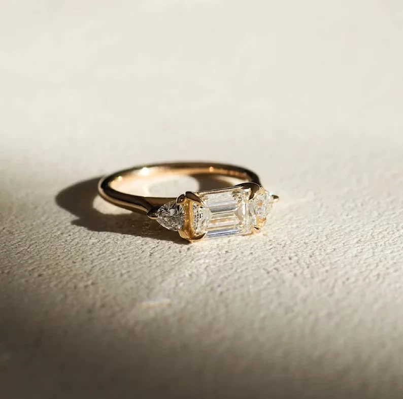 Alianza de oro amarillo de 14 k de diamantes cultivados en laboratorio talla esmeralda de 2,10 quilates Foto 4 de 4