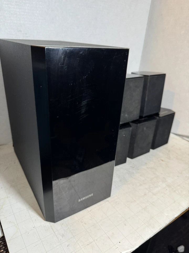 Samsung - Sistema de cine en casa Dolby 5.1 altavoces envolventes y subwoofer sin cables Foto 2 de 4