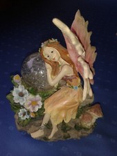 Engel Kunststein handbemalt m.Glaskugel leuchtet ca.16cm gro&szlig;..Sehr gut erhalten