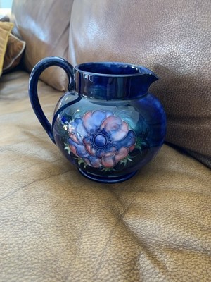 Moorcroft röhrengefütterte Anemone auf kobaltblauem Milchkännchen Vintage A/F