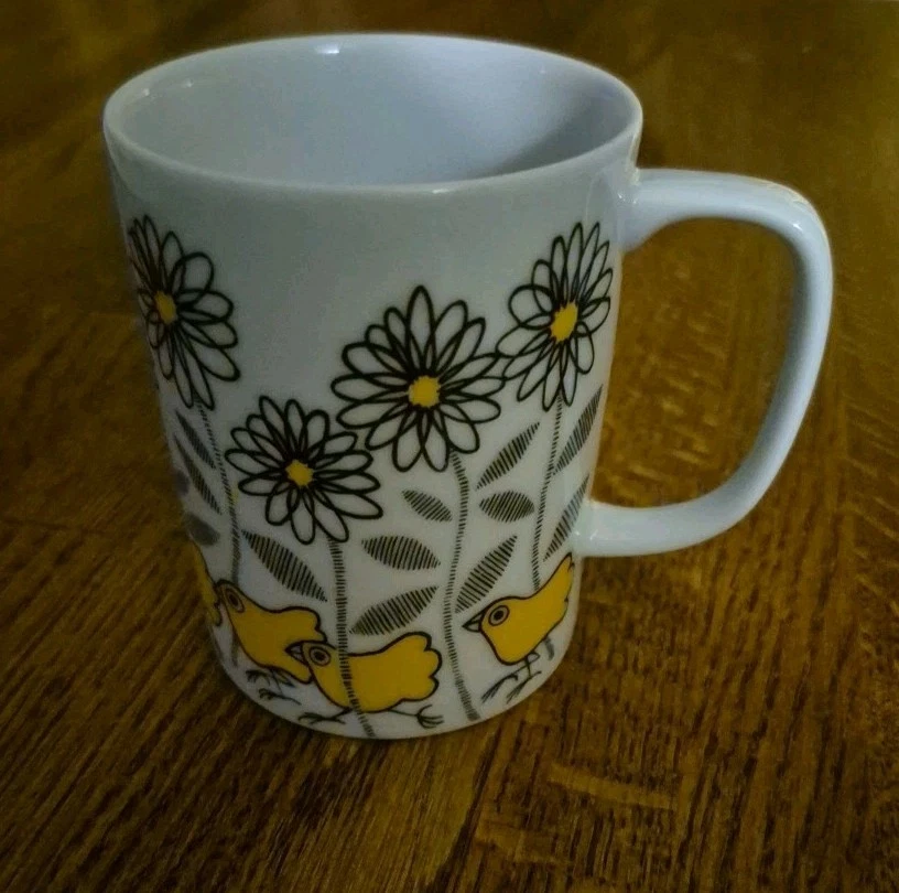 Taza de café de colección negra, amarilla y blanca con pollitos y margaritas amarillas - 3-1/2" de alto Foto 3 de 4