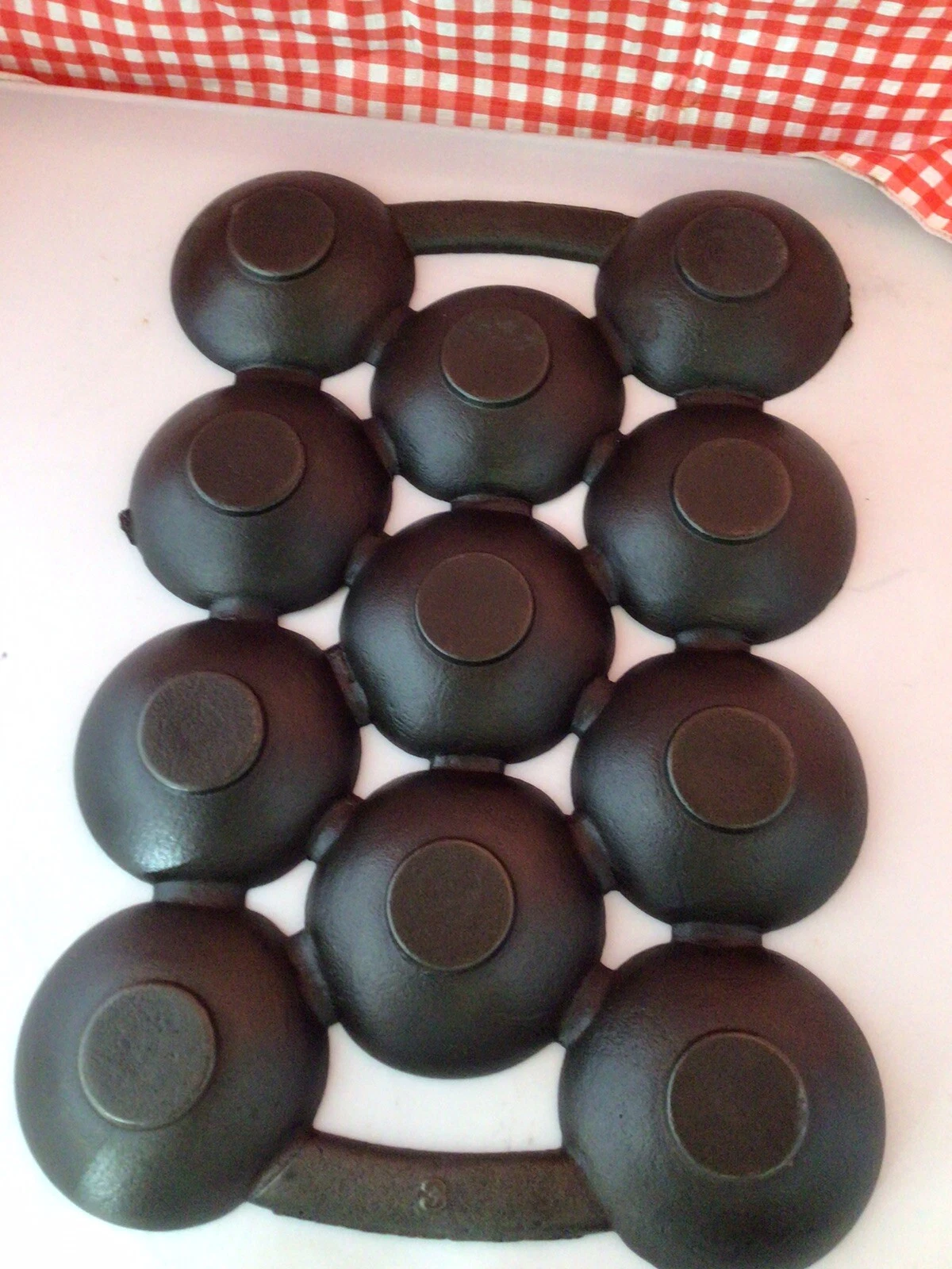 Vintage R & E Mfg. Co. 11 cup Muffin Pan