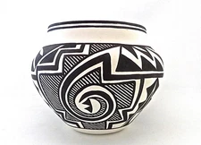 Vintage Acoma Pueblo Pottery Pot Signed VL for Veronica Lewis. Pot #2