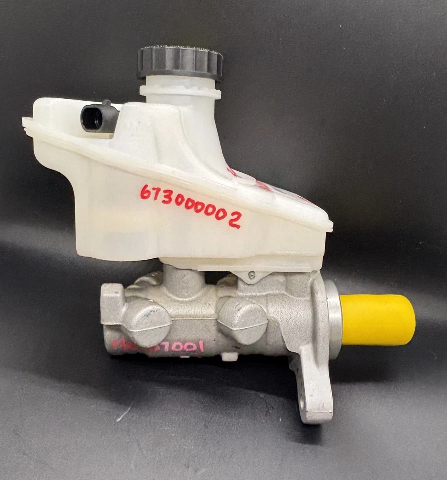 Cilindro maestro hidráulico de freno Maserati OEM 673000002 Ghibli 3,0 L V6 2x2  Foto 2 de 4