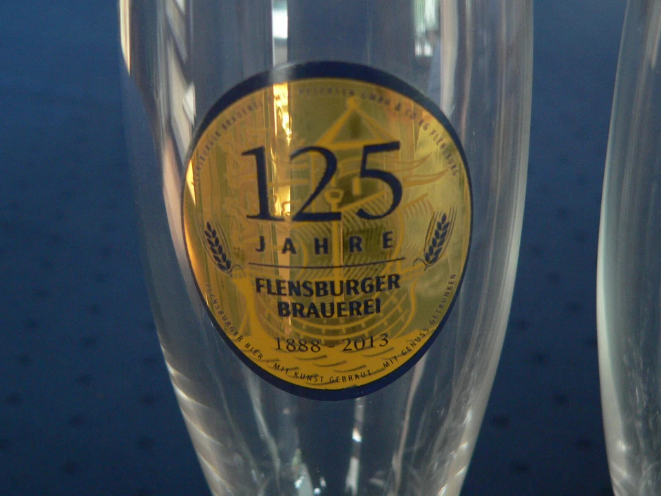 2 SAMMLERGLÄSER PILSGLÄSER BIERGLÄSER 125 JAHRE FLENSBURGER BRAUEREI GOLD IN OVP - Bild 3 von 4