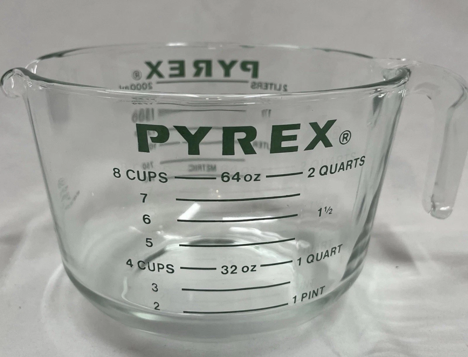 RARE GLASS VINTAGE PYREX 8 CUP 2 LITERS Measuring Cup GREEN Letters USA NO. 564