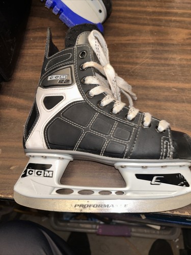 Officially Licensed NHL CCM 92 Performance NHL Ice Hockey Skates Men's Size 2!!! - Picture 3 of 9