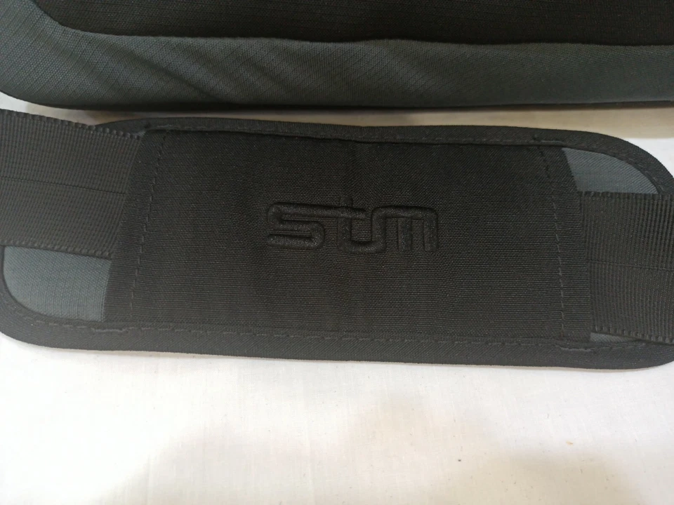 Bolsa de transporte de negocios para portátil STM 15,4" negra. Modelo DC4905. + Operador telefónico. Foto 3 de 4