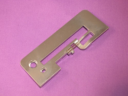 NEEDLE PLATE TO FIT BROTHER 925D & 935D OVERLOCK/SERGERS X77614-001 (87) - Picture 2 of 3