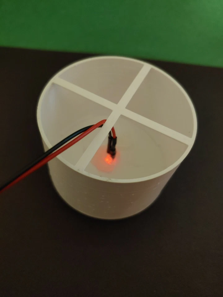 4-pack N scale 1:160 30ft flat top Oil/Water storage tanks w blinking Red LED - Image 4 of 4