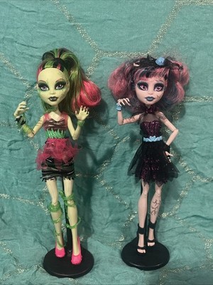 venus mcflytrap and rochelle zombie shake