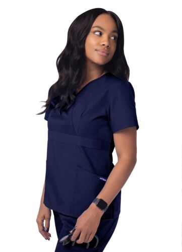 Sivvan Uniformi Donna Finto Avvolgente Infermiera Medico Scrub Top Vestibilità Crossover Semi-V - Foto 45 di 112
