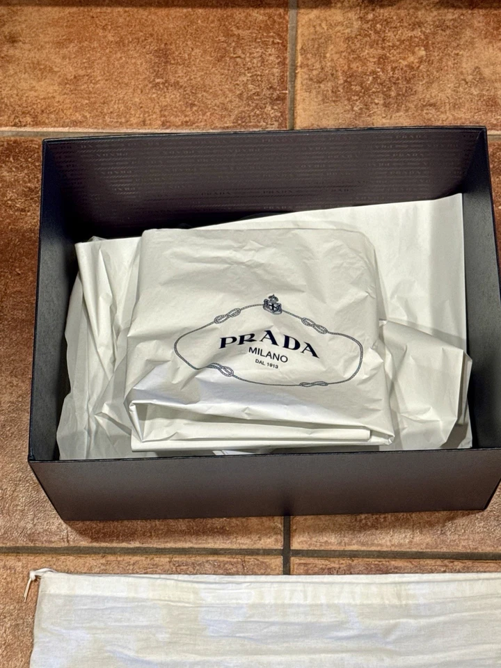 Nuevo Logotipo PRADA Auténtico Regalo Cartera Caja Cubierta Antipolvo Bolsa y Envío Kit Tejido Foto 4 de 4