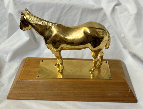 Trofeo de latón vintage años 60 de metal pesado con base de madera sin placa envío gratuito - Imagen 2 de 4