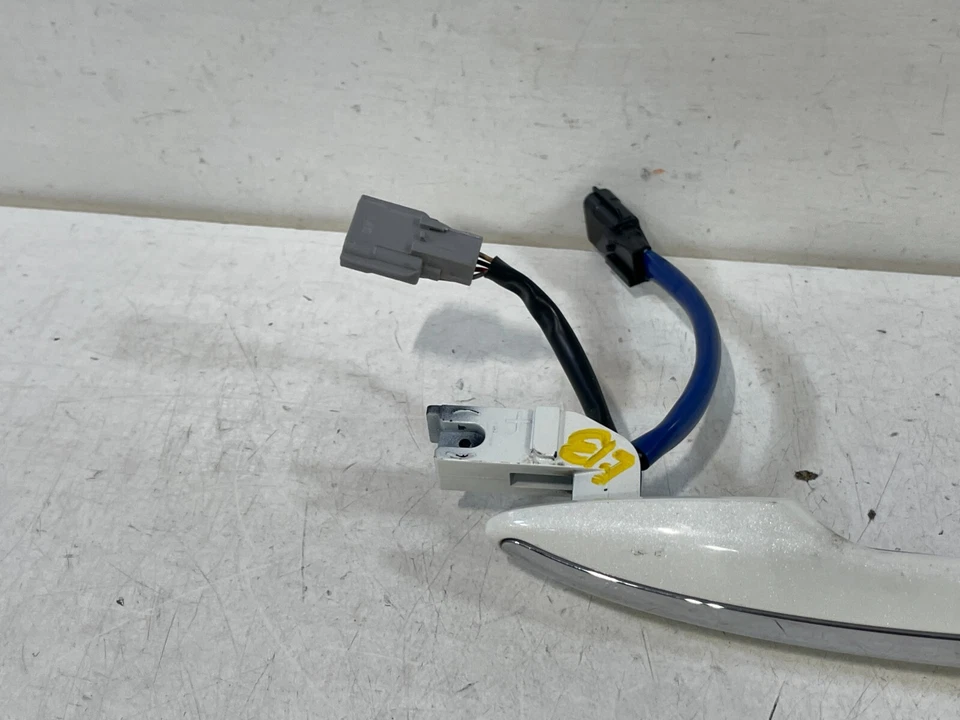 Infiniti Q60 2017-2020 manija de puerta exterior delantera derecha blanca (qab) # 98640 Foto 3 de 4