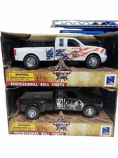Camiones profesionales Bull Riders 2 Die Cast escala 1/32 blanco/negro PBR Rodeo NewRay