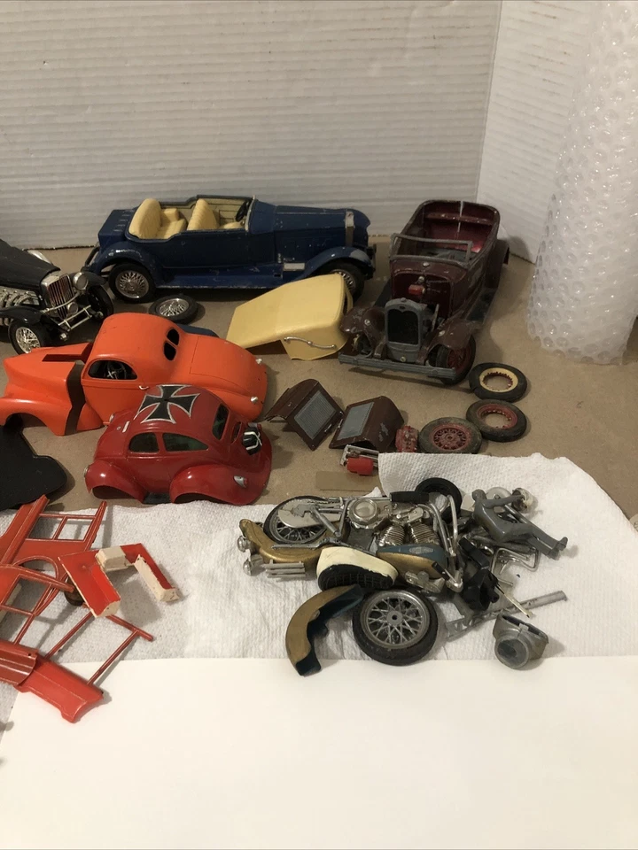 Vintage lot of Mix ,60s Monogram,Hubley Die Cast Metal Model Car Kits Parts - Image 2 of 4