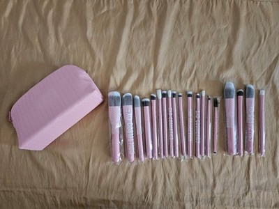EXO COSMETICS  PRETTY AND ESSENTIAL 19 BRUSH SET + BAG