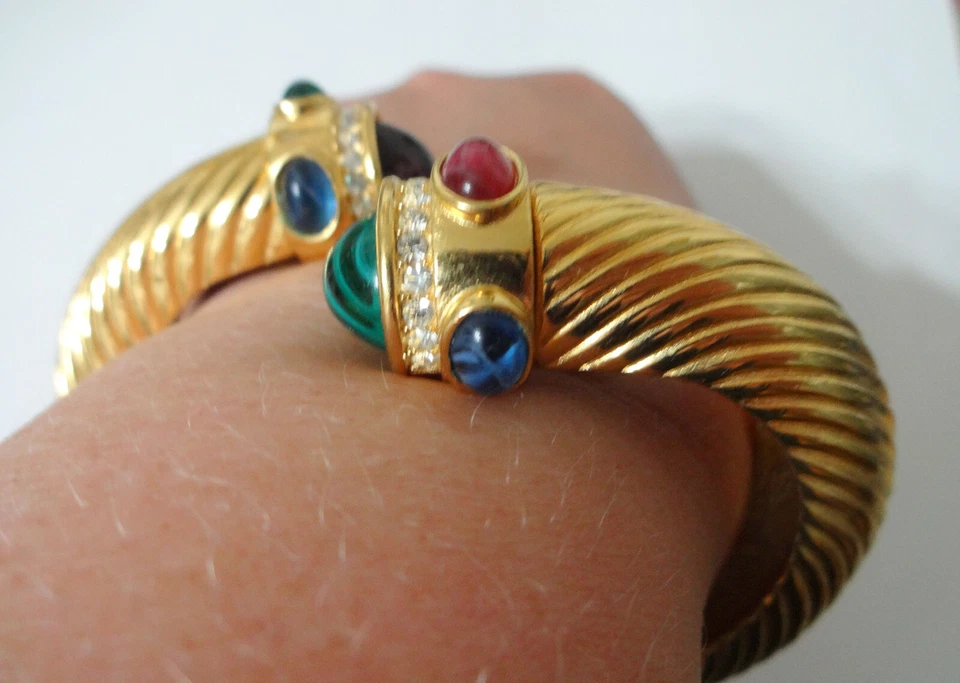 Pulsera bypass vintage GIVENCHY verde rosa azul estrás tono dorado Foto 2 de 4