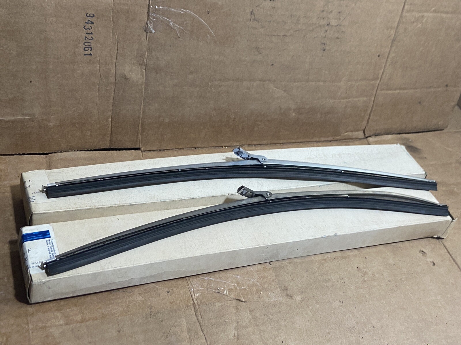 Ford C6VY-17528-E & C6VY-17528-F Windshield Wiper Blade - 1966-1969 Continental