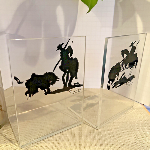 Vintage Picasso Bullfight Art Work on MCM Clear Lucite Acrylic Bookends - Foto 3 di 6
