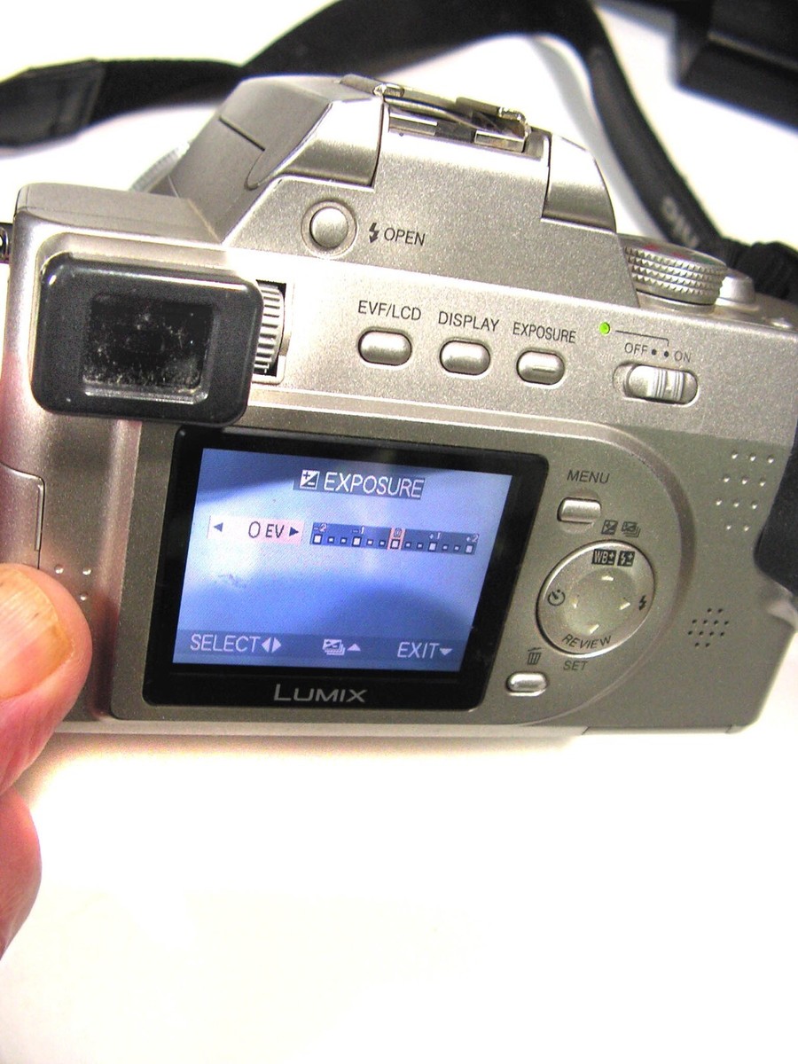 Nice PANASONIC LUMIX DMC-FZ10 4mp DIGITAL CAMERA w/ Leica