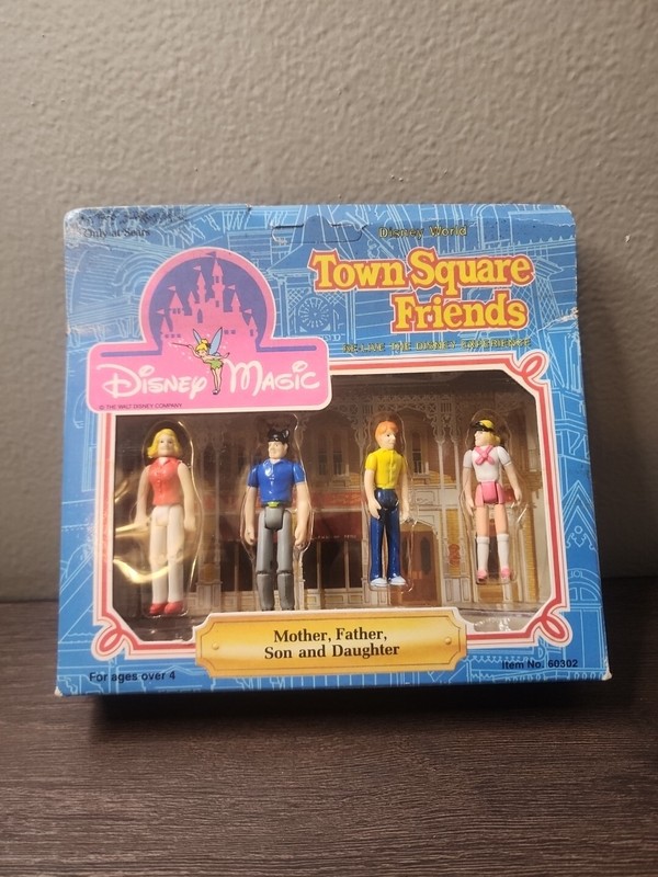Disney Magic Town Square Friends Mother Father Son and Daughter 60302 Vintage