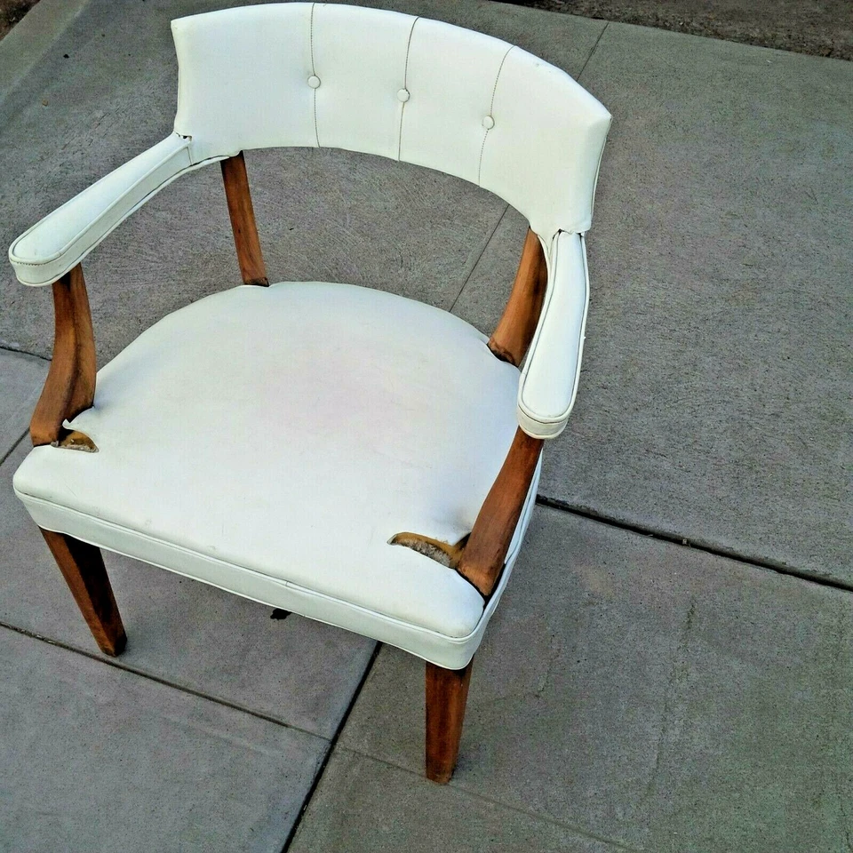 Sillón lateral de oficina de madera vintage blanco acolchado de vinilo Foto 3 de 4