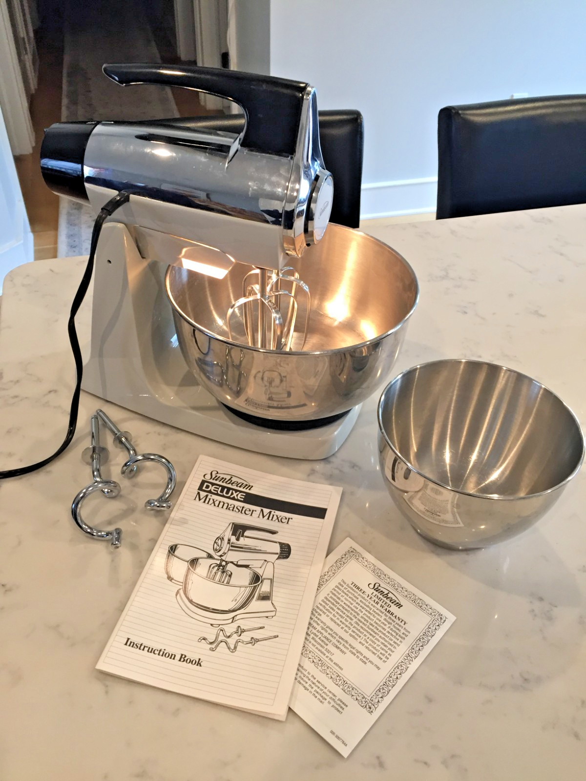 SUNBEAM Vintage DELUXE MIXMASTER MIXER Tested With BOWLS and ATTACHMENTS & LIGHT