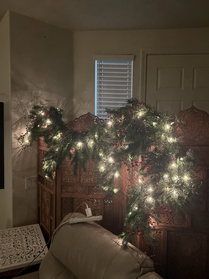 Guirnalda Iluminada Decoración de Navidad Verde 90 pulgadas Largo Rama Luces Cálidas Bayas Foto 3 de 4