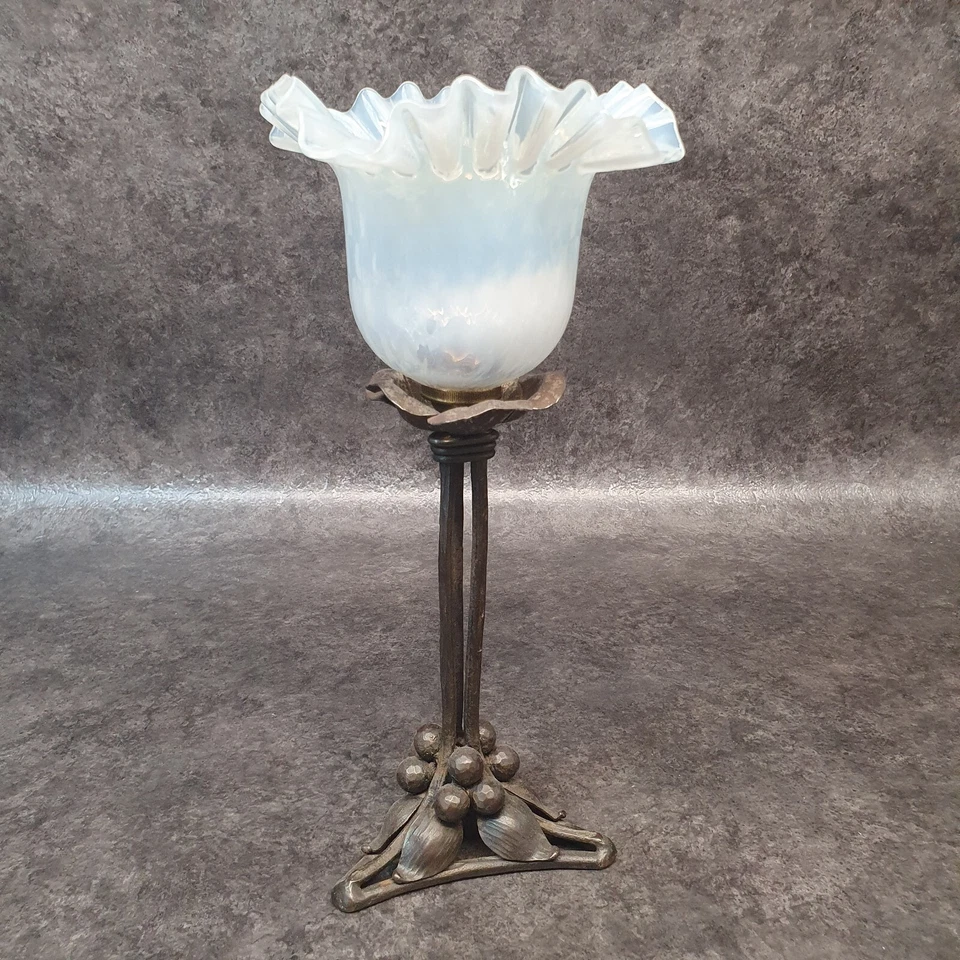 ancienne lampe en fer forgé et tulipe opalescente ref AP189 - Photo 3/4