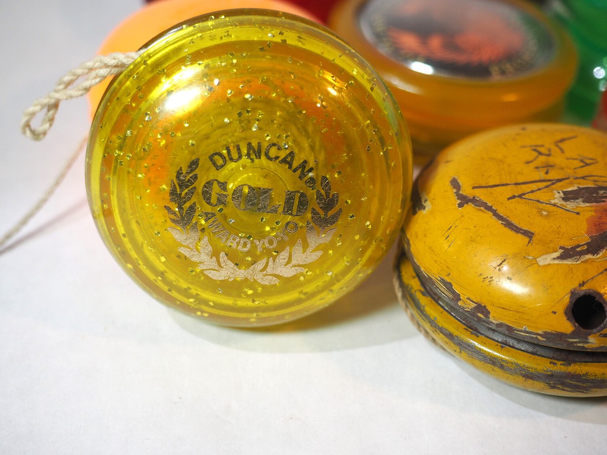 chaine de montre d'enfant ancienne en métal finement ciselé et émail
