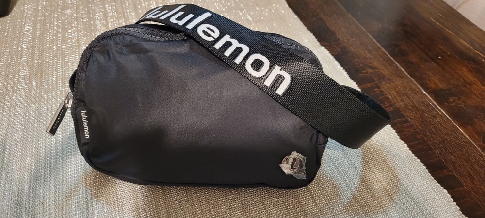 Lululemon Everywhere Belt Bag NWT Black White Wordmark Strap