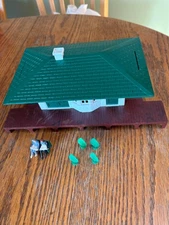 Plasticville Vintage O27 Gauge White Train Station  Green Roof w Bench 2 People