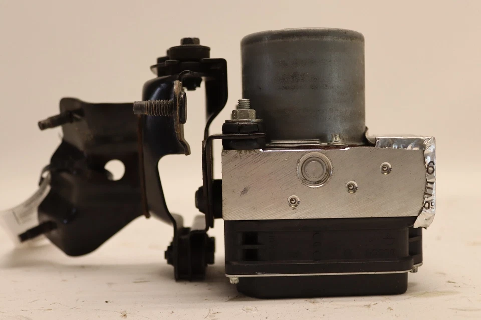 Nissan 370Z 2010 tracción trasera A/T potencia antibloqueo ABS bomba de freno OEM Foto 3 de 4