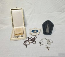 Rosario antico con scatola e altri oggetti religiosi