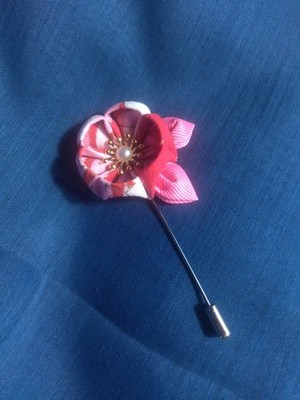 Lätzchen Brosche japanischer Stil Kanzashi rote und rosa Blume