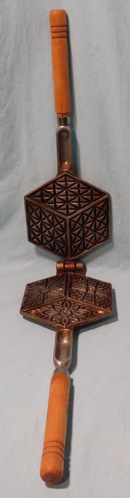 Vitantonio Mfg. Co. Cleveland Ohio No. 3 Pizzelle Waffle Iron Maker, 1 of 2