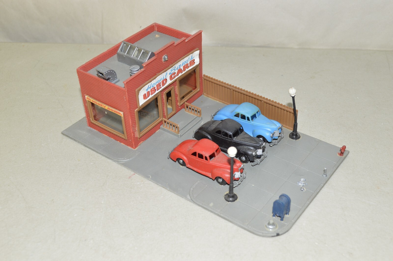 HO scale building structure Tyco Center Street Series Sam's Used Cars
