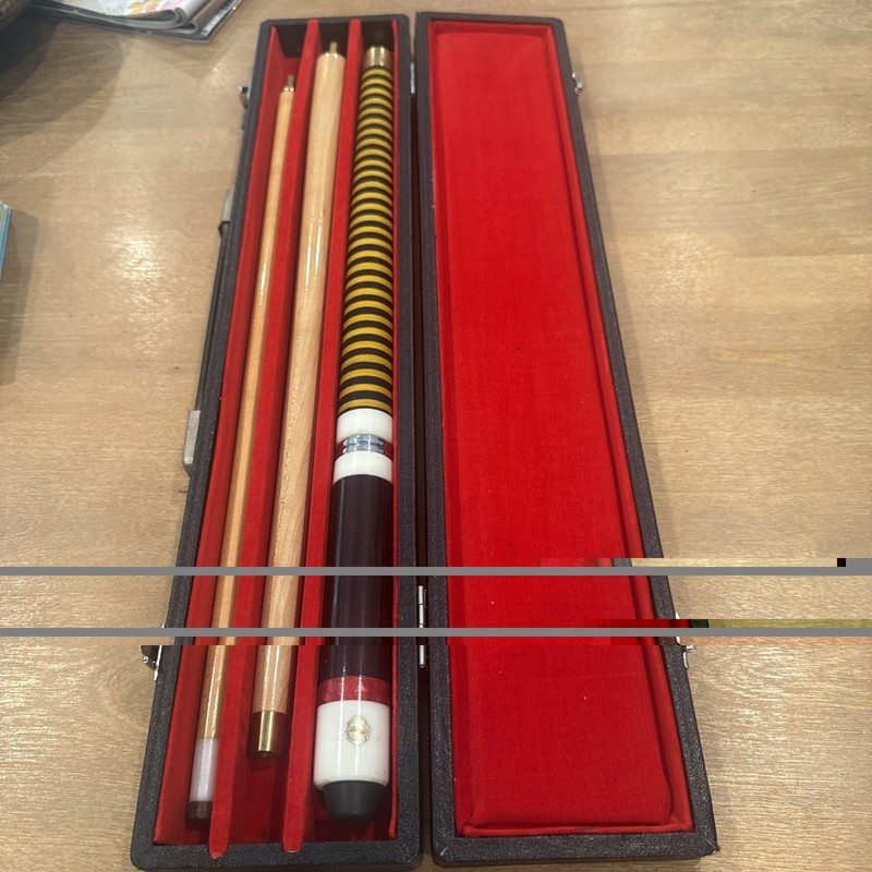 Japan made Pool Cue With Case - excellent- very little use