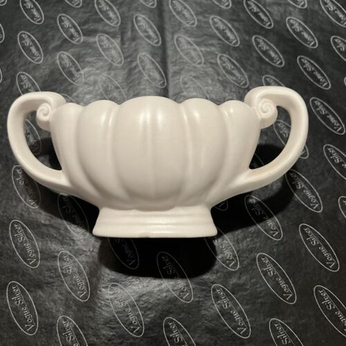 VINTAGE WADE WHITE POSY VASE WITH SCROLL HANDLES 3 INCHES TALL 6 INCHES LONG - Picture 5 of 5